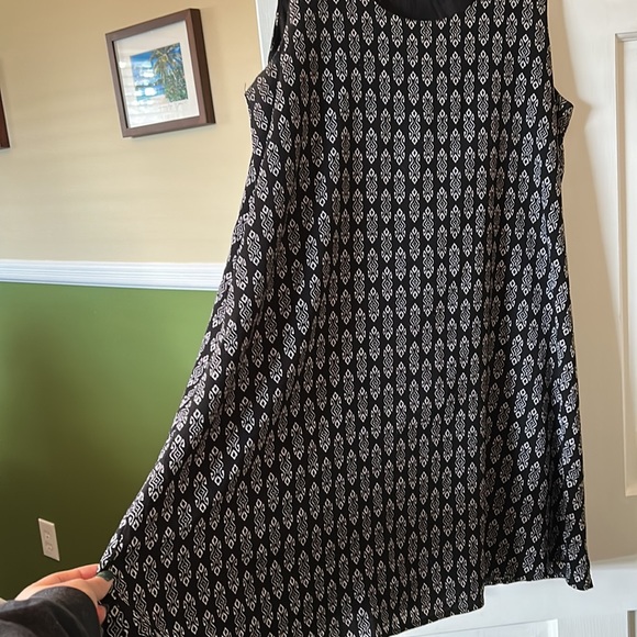 Black with white pattern flowy dress - Picture 3 of 4